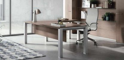 Scrivania a ponte angolare da 180 x 190 cm con piano in truciolare spessore 38 mm nobilitato con resine melaminiche antiriflesso, bordi in ABS da 2 mm con spigoli smussati, struttura metallica con piedini regolabili in ABS con inserto in acciaio, modesty panel alto 300 mm con spazio di 65 mm per passaggio cavi e cassettiera su ruote a 3 cassetti in melaminico.