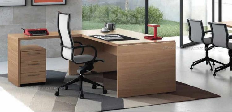 Scrivania angolare da 180 x 190 cm con piano in truciolare spessore 38 mm rivestito in melaminico antiriflesso, bordo in ABS da 2 mm con spigoli smussati, altezza piano 740 mm e cassettiera mobile su ruote a 3 cassetti in truciolare nobilitato, ideale per uffici operativi e direzionali.