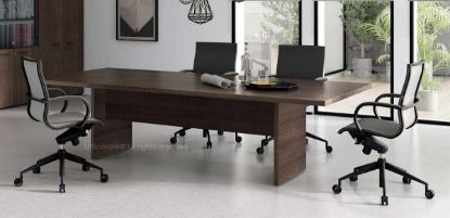 Tavolo riunioni da 240 x 120 cm con piano in truciolare spessore 38 mm rivestito in melaminico antiriflesso, gambe terminali pannellate in truciolare spessore 38 mm bordate in ABS sui lati a vista e piedini regolabili in acciaio rivestiti in polietilene con escursione di +10 mm.
