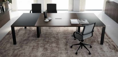 Tavolo riunioni da 320 x 160 cm con piano principale in truciolare spessore 38 mm rivestito con resine melaminiche antiriflesso, piani terminali in vetro temprato spessore 10 mm acidato sul lato superiore e verniciato sul lato inferiore, incollati su base in truciolare da 28 mm, gambe terminali e intermedie in acciaio con carter per l’occultamento dei cavi.