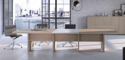 Tavolo riunioni da 370 x 120 cm con piano principale in truciolare spessore 38 mm rivestito in melaminico antiriflesso e bordato in ABS, inserto centrale in vetro temprato spessore 10 mm acidato sul lato superiore e verniciato sul lato inferiore, gambe terminali e intermedie in acciaio con carter per l’occultamento dei cavi.