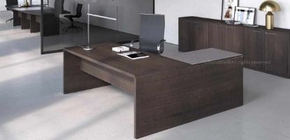 Postazione di lavoro angolare con scrivania pannellata da 160 x 190 cm, piano spessore 38 mm in truciolare nobilitato con resine melaminiche antiriflesso, modesty panel, allungo laterale con piano in vetro temprato da 10 mm incollato su supporto in truciolare da 28 mm e libreria modulare a 6 ante battenti da 270 x 46,2 x 81,3 cm con top e fianchi di finitura.