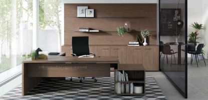 Scrivania pannellata angolare da 220 x 190 cm con piano in truciolare nobilitato spessore 38 mm, bordi in ABS da 2 mm, modesty panel, allungo laterale con piano in vetro temprato da 10 mm incollato su supporto in truciolare spessore 28 mm e mobile di servizio portante con cassettiera a tre cassetti e vano a giorno porta PC.