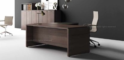 Scrivania pannellata angolare da 160 x 190 cm con piano in truciolare spessore 38 mm nobilitato con resine melaminiche antiriflesso, bordato in ABS da 2 mm con spigoli smussati, gamba laterale sporgente di 17 mm e libreria a tre moduli da 270 x 46 x 156 cm con ante a battente, top e fianchi di finitura inclusi.