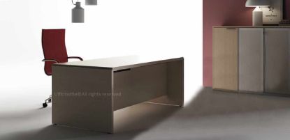 Scrivania ufficio pannellata da 160 x 90 cm con piano in truciolare nobilitato spessore 38 mm rivestito con resine melaminiche antiriflesso, gamba laterale con vena orizzontale e sporgenza di 17 mm, abbinata a 2 mobili contenitori medi da 150 x 46 cm con ante in melaminico o vetro temprato, serratura con cilindro estraibile e chiave pieghevole.