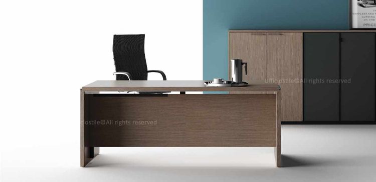 Scrivania pannellata da 160 x 90 cm con piano in truciolare nobilitato spessore 38 mm rivestito con resine melaminiche antiriflesso, gamba coordinata con vena orizzontale, bordi in ABS da 2 mm e due mobili contenitori da 200 x 46 cm con ante in melaminico o vetro temprato, serratura con cilindro estraibile e chiavi pieghevoli.