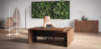 Scrivania direzionale Linea Torino con piano da 180 x 90 x 74,5 cm in conglomerato ligneo spessore 38 mm rivestito in melaminico Classe E1, allungo laterale ribassato da 190 x 58 x 69 cm collegato tramite struttura metallica con trave in acciaio, ingombro complessivo 200 x 190 cm e libreria bassa da 180 x 45 x 83 cm con quattro ante dotate di serratura, disponibile nelle finiture rovere Portofino e noce Stelvio.