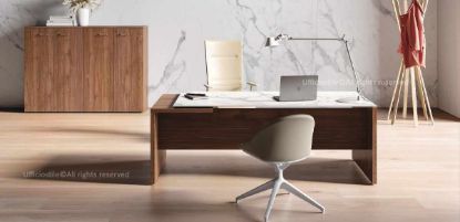 Scrivania direzionale Ufficiostile® con piano in vetro temperato extrachiaro effetto marmo bianco o Black Fossil, acidato e retro-laccato, spessore 10 mm, bordi filo lucido e ghiere in acciaio per il fissaggio, struttura in pannello melaminico Classe E1 con fianco ribassato, dimensioni complessive 200 x 90 x 74,5 cm, abbinata a libreria media da 180 x 45 x 130 cm con quattro ante dotate di serratura, modulo a giorno e top incluso.