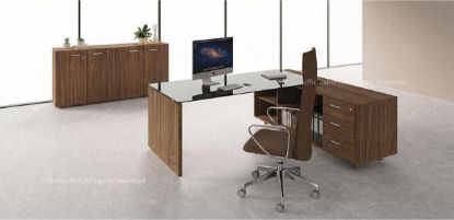 Composizione arredo ufficio direzionale Ufficiostile in pronta consegna con scrivania da 180 x 90 cm con piano in vetro retroverniciato nero, mobile di servizio collegato con tre cassetti con serratura e tre ripiani a giorno con fondale integrale, libreria bassa a quattro ante con serratura, realizzata in conglomerato ligneo rivestito in melaminico classe E1 a bassa emissione di formaldeide.