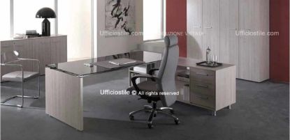Composizione arredo ufficio direzionale Ufficiostile 02 in pronta consegna con scrivania da 180 x 90 cm con piano in vetro retroverniciato nero, mobile di servizio collegato con tre cassetti con serratura, ripiani a giorno e schiena, libreria bassa a quattro ante con serratura e libreria alta a quattro ante con serratura, realizzata in conglomerato ligneo con rivestimento melaminico classe E1.