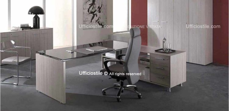 Composizione arredo ufficio direzionale Ufficiostile 02 in pronta consegna con scrivania da 180 x 90 cm con piano in vetro retroverniciato nero, mobile di servizio collegato con tre cassetti con serratura, ripiani a giorno e schiena, libreria bassa a quattro ante con serratura e libreria alta a quattro ante con serratura, realizzata in conglomerato ligneo con rivestimento melaminico classe E1.