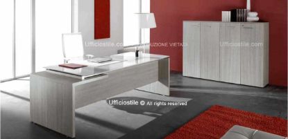 Postazione ufficio direzionale Comp. 36 in pronta consegna con scrivania da 220 x 90 cm con piano in vetro retroverniciato bianco e fianco ribassato, abbinata a libreria media da 180 x 45 x 130 cm con quattro ante dotate di serratura e top, realizzata in conglomerato ligneo rivestito in melaminico classe E1 a bassa emissione di formaldeide