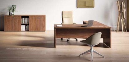 Scrivania direzionale angolare Linea Torino composta da scrivania da 180 x 90 x 75 cm con piano in conglomerato ligneo spessore 38 mm rivestito in melaminico Classe E1, allungo laterale da 100 x 60 x 75 cm con fianco pannellato e armadio basso da 225 x 45 x 85 cm con quattro ante dotate di serratura e modulo centrale a giorno, disponibile nelle finiture rovere Portofino, noce Stelvio e bianco.