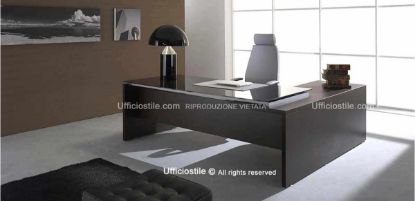 Composizione arredo ufficio direzionale Comp. 16 con scrivania da 180 x 90 cm con piano in vetro temperato retroverniciato nero, disponibile anche bianco, allungo collegato per ampliare la superficie di lavoro e cassettiera su ruote a tre cassetti con serratura, ideale per uffici di rappresentanza moderni e funzionali.