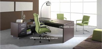 Arredo ufficio in pronta consegna Linea Ufficiostile con scrivania direzionale da 180 x 90 cm con piano in conglomerato ligneo spessore 38 mm rivestito in melaminico antiriflesso classe E1, mobile di servizio collegato con due ripiani a giorno e tre cassetti con serratura, configurazione pratica ed elegante per uffici professionali.