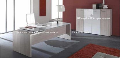 Composizione ufficio Rovere Portofino Comp. 24 con scrivania direzionale da 180 x 90 cm con piano in vetro temperato retroverniciato bianco e fianco ribassato, abbinata a libreria media da 180 x 45 x 130 cm con due ante cieche laterali, coppia di ante centrali in vetro temperato retroverniciato bianco con telaio in alluminio, top e fianchi di finitura.