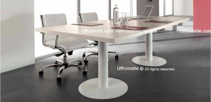 Tavolo riunioni da 240 x 110 cm con piano in conglomerato ligneo forte spessore 38 mm rivestito in melaminico classe E1 a bassa emissione di formaldeide, struttura con gamboni metallici verniciati disponibili in bianco o grigio, design essenziale e robusto per sale riunioni professionali.
