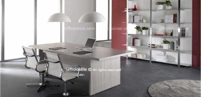 Tavolo riunioni pannellato da 240 x 110 cm con piano e fianchi in conglomerato ligneo spessore 38 mm rivestiti in melaminico classe E1 a bassa emissione di formaldeide, struttura solida e design essenziale per sale riunioni operative o direzionali.