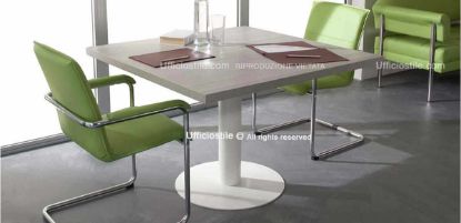 Tavolo quadrato per piccole riunioni da 110 x 110 cm con piano in conglomerato ligneo spessore 38 mm rivestito in melaminico, base piantana metallica centrale verniciata, struttura stabile e design compatto per piccoli spazi di lavoro o sale riunioni informali.