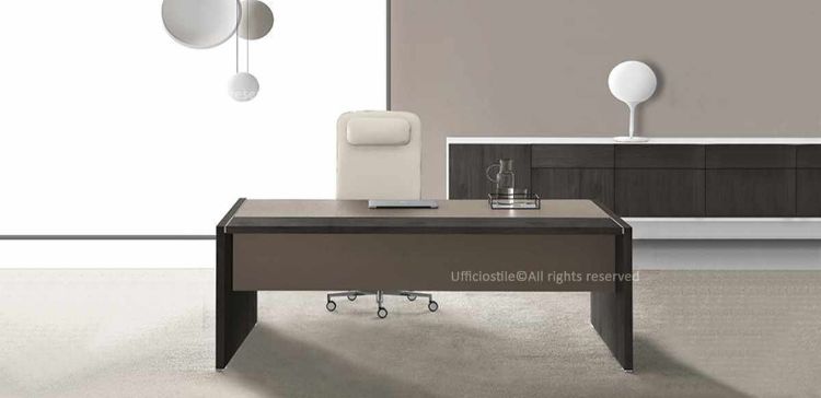 Scrivania direzionale indipendente da 204 cm con piano lato operatore e modesty panel in melaminico a contrasto nelle finiture nocciola o cappuccino, realizzata in conglomerato ligneo spessore 38 mm e pensata per uffici professionali moderni.