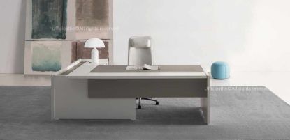 Scrivania direzionale con piano scorrevole lato operatore e modesty panel in melaminico, piano fisso parallelo con spazzolina nera per la gestione dei cavi, mobile di servizio portante con ripiano interno, anta scorrevole soft-closing e serratura, realizzata in conglomerato ligneo spessore 38 mm con finiture cappuccino o nocciola.