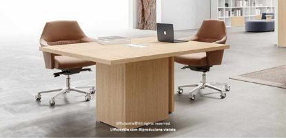 Tavolo riunioni quadrato Linea 410 da 140 x 140 cm, realizzato in conglomerato ligneo spessore 38 mm con rivestimento melaminico classe E1 a bassa emissione di formaldeide, disponibile nelle finiture bianco, noce e rovere chiaro per sale meeting e uffici direzionali.