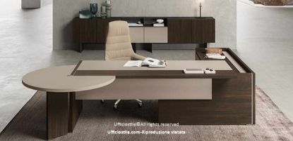 Composizione direzionale con scrivania dotata di piano scorrevole lato operatore, modesty panel in melaminico cappuccino o nocciola, mobile di servizio portante con anta scorrevole soft-closing e serratura, penisola con gamba per riunioni o collaborazione e madia a sei moduli su basi con carter di copertura.