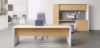 Composizione direzionale Linea 410 con scrivania indipendente da 204 cm, piano bicolore e modesty panel in finitura bianca abbinata al rovere, contenitore multifunzionale con ante scorrevoli soft-closing, apertura a pulsante, illuminazione LED, top access per gestione cavi, cassettiera sottopiano e vano appendiabiti.