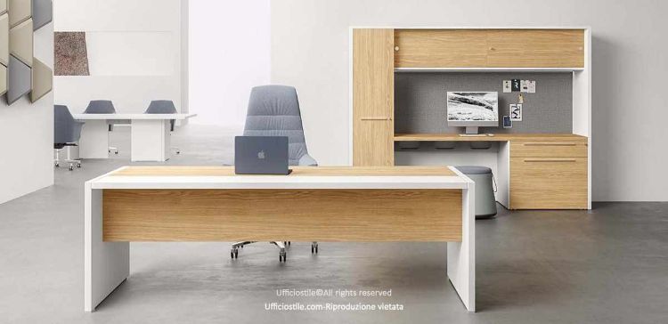 Composizione direzionale Linea 410 con scrivania indipendente da 204 cm, piano bicolore e modesty panel in finitura bianca abbinata al rovere, contenitore multifunzionale con ante scorrevoli soft-closing, apertura a pulsante, illuminazione LED, top access per gestione cavi, cassettiera sottopiano e vano appendiabiti.