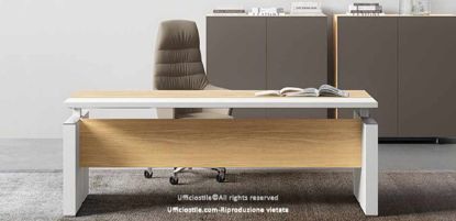 Scrivania direzionale Linea 410 regolabile elettricamente in altezza da 75 a 141 cm, con piano bicolore e modesty panel in finitura bianca abbinata al rovere, realizzata in conglomerato ligneo spessore 38 mm rivestito in melaminico per uffici moderni ed ergonomici.