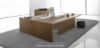 Scrivania direzionale Linea 410 con allungo complanare, piano in conglomerato ligneo spessore 38 mm rivestito in melaminico, veletta frontale coordinata, finiture a contrasto cappuccino o nocciola e configurazione pensata per uffici direzionali moderni.