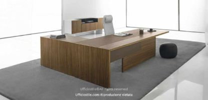 Scrivania direzionale Linea 410 con allungo complanare, piano in conglomerato ligneo spessore 38 mm rivestito in melaminico, veletta frontale coordinata, finiture a contrasto cappuccino o nocciola e configurazione pensata per uffici direzionali moderni.