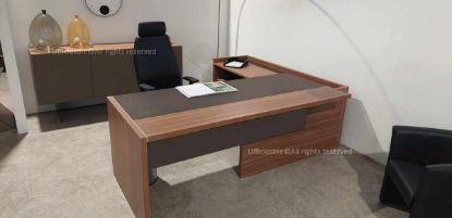 Composizione direzionale Linea 410 con scrivania bicolore e modesty panel personalizzabile, mobile di servizio portante con ripiano interno, anta scorrevole soft-closing e serratura, e madia a tre moduli con tre ante ciascuno su base con carter di copertura.
