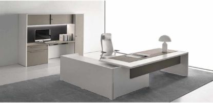 Composizione direzionale con scrivania dotata di piano scorrevole lato operatore, modesty panel in melaminico nocciola o cappuccino, mobile di servizio portante con anta scorrevole soft-closing e serratura, contenitore multifunzionale con ante scorrevoli, top access per gestione cavi, cassettiera e vano appendiabiti.