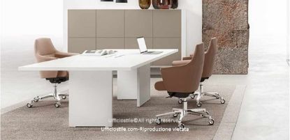 Tavolo riunioni rettangolare Linea 410 da 240 x 120 cm realizzato in conglomerato ligneo spessore 38 mm con rivestimento melaminico classe E1, abbinato a madia a otto ante composta da moduli su base con carter di copertura, per sale meeting e uffici direzionali.
