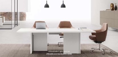 Tavolo riunioni rettangolare Linea 410 da 240 x 120 cm con top access, realizzato in conglomerato ligneo spessore 38 mm con rivestimento melaminico classe E1 a bassa emissione di formaldeide, disponibile nelle finiture bianco, noce e rovere chiaro per sale meeting e uffici direzionali.