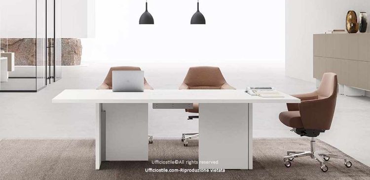 Tavolo riunioni rettangolare Linea 410 da 240 x 120 cm con top access, realizzato in conglomerato ligneo spessore 38 mm con rivestimento melaminico classe E1 a bassa emissione di formaldeide, disponibile nelle finiture bianco, noce e rovere chiaro per sale meeting e uffici direzionali.