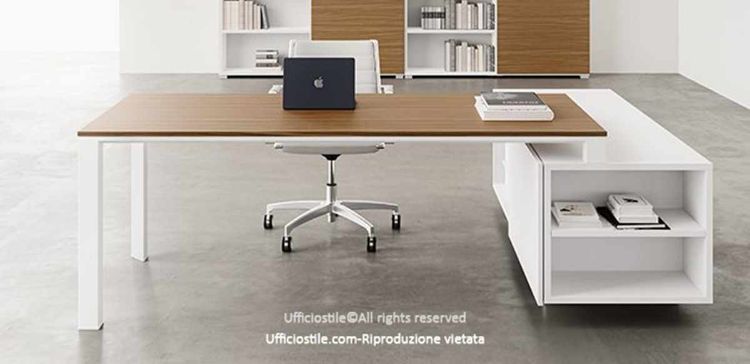 Scrivania da 200 cm integrabile con mobile di servizio portante profondità 66 cm, completo di griglia metallica per aerazione e accesso cablaggi, passacavi in alluminio con sportello apribile e spazzolina, anta scorrevole agganciata a binari in alluminio e meccanismo soft-closing per chiusura rallentata in entrambe le direzioni.