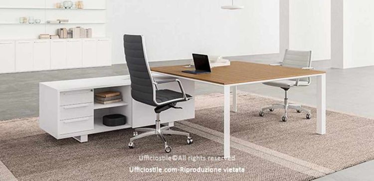 Scrivania quadrata da 160 cm integrabile con mobile di servizio portante profondità 66 cm, completo di griglia metallica per aerazione e cablaggi, passacavi in alluminio con sportello apribile e spazzolina, anta scorrevole su binari in alluminio con meccanismo soft-closing e cassettiera a 3 cassetti.