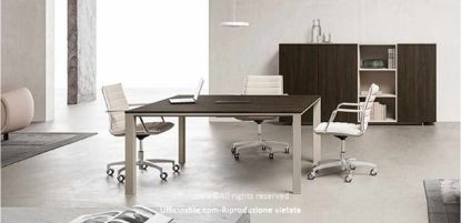 Tavolo riunioni quadrato Linea 471 da 140 x 140 cm con piano in MDF spessore 18 mm rivestito in melaminico, bordi perimetrali in ABS da 2 mm, top access integrato per la gestione dei cavi e madia coordinata con 3 ante e vani a giorno da 240 x 50 x 126,1 cm.