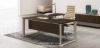 Scrivania angolare direzionale con piano in conglomerato ligneo rivestito in melaminico spessore 18 mm, gambe in alluminio estruso a forma trapezoidale chiuse, veletta di cortesia, allungo laterale da 120 x 60 cm e struttura robusta per uffici direzionali e spazi di rappresentanza.