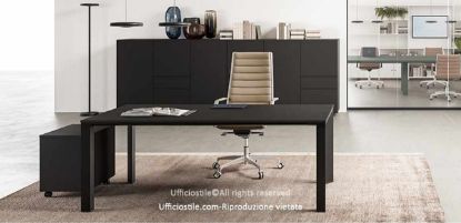 Postazione direzionale Ufficiostile con scrivania da 160 x 90 cm in MDF rivestito melaminico con bordi ABS, telaio in estruso di alluminio a sezione trapezoidale, gambe con montanti in alluminio a sezione triangolare e piedini livellatori, cassettiera metallica su ruote con vaschetta portacancelleria e 2 madie da 180 x 50 cm con cassetti push-pull su guide telescopiche.