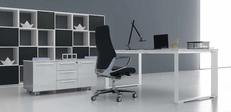 Scrivania direzionale con piano in vetro temprato extra-chiaro spessore 10 mm, retrolaccato bianco e acidato, struttura con gambe in estruso di alluminio a forma trapezoidale, ghiere in acciaio per il fissaggio alle strutture metalliche e mobile di servizio su ruote con 3 cassetti, 2 ante, chiusura centralizzata e serratura con doppia chiave pieghevole.