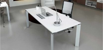 Scrivania direzionale da 180 x 90 cm con piano in laminato bianco lucido antigraffio, realizzato in conglomerato ligneo spessore 16 mm con rivestimento in laminato lucido da 1,2 mm, struttura in estruso di alluminio e top access per la gestione della cavetteria disponibile come accessorio opzionale.