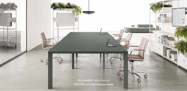 Tavolo riunioni rettangolare modulare da 320 x 160 cm composto da 3 moduli, con piano in MDF spessore 18 mm rivestito in melaminico verde opaco soft touch, gambe in metallo verniciato verde opaco e struttura progettata per garantire stabilità e robustezza anche su grandi dimensioni.