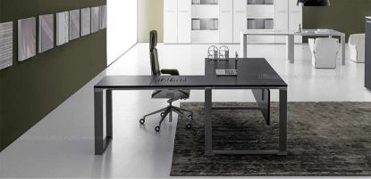Scrivania direzionale con piano in MDF spessore 18 mm rivestito in melaminico nero opaco, bordi perimetrali in ABS da 2 mm, allungo laterale da 120 x 60 cm, modesty panel, telaio perimetrale in estruso di alluminio a sezione trapezoidale e gambe con montanti in alluminio a sezione triangolare dotate di piedini livellatori.