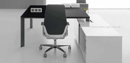 Composizione Ufficiostile con tavolo quadrato da 160 x 160 cm con piano in MDF spessore 18 mm rivestito in melaminico nero opaco e mobile di servizio portante bianco lucido con vano centrale per aerazione e cablaggi, passacavi in alluminio con sportello e spazzolina, anta scorrevole su binari in alluminio e meccanismo soft-closing.