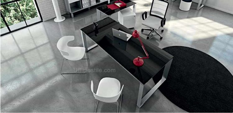 Scrivania ufficio rettangolare da 180 x 90 cm con piano in vetro temprato extra-chiaro spessore 10 mm retrolaccato nero con superficie acidata, bordi perimetrali lavorati a filo lucido e gambe terminali in estruso di alluminio a forma trapezoidale, ideale per uffici moderni e direzionali.