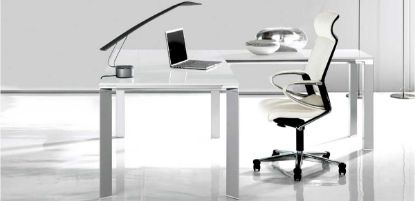 Scrivania angolare direzionale con piano in vetro temprato extra-chiaro retrolaccato bianco e superficie acidata, bordi perimetrali a filo lucido, struttura in estruso di alluminio e allungo laterale coordinato da 120 x 60 cm, ideale per uffici moderni e ambienti di rappresentanza.