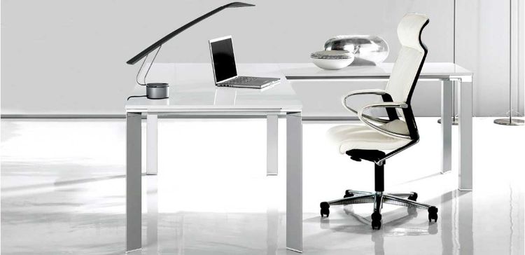 Scrivania angolare direzionale con piano in vetro temprato extra-chiaro retrolaccato bianco e superficie acidata, bordi perimetrali a filo lucido, struttura in estruso di alluminio e allungo laterale coordinato da 120 x 60 cm, ideale per uffici moderni e ambienti di rappresentanza.